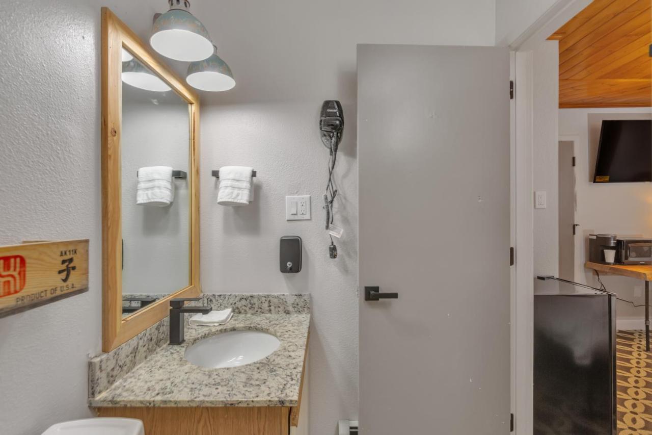 Highliner Hotel Anchorage Room photo